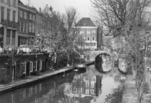 841073 Gezicht op de Oudegracht te Utrecht, vanaf de Hamburgerbrug.